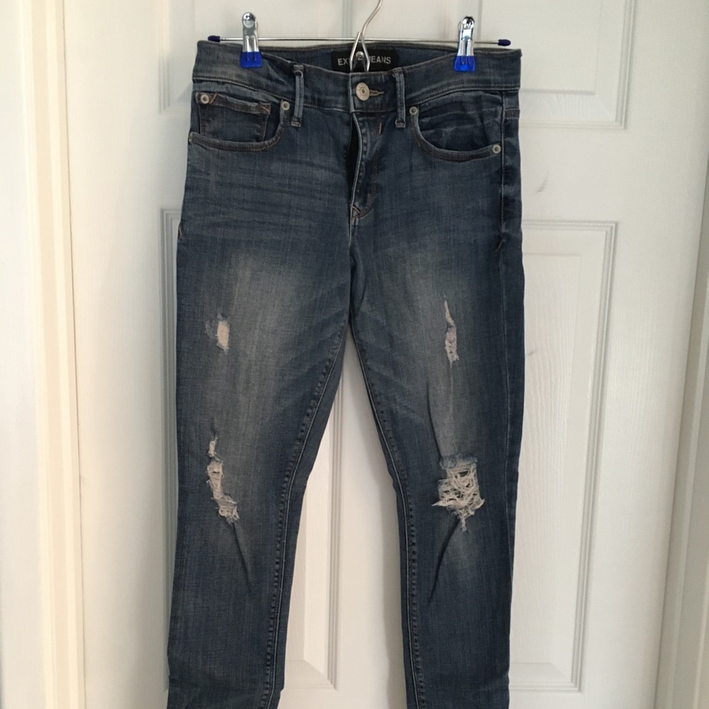 Distressed skinny jeans